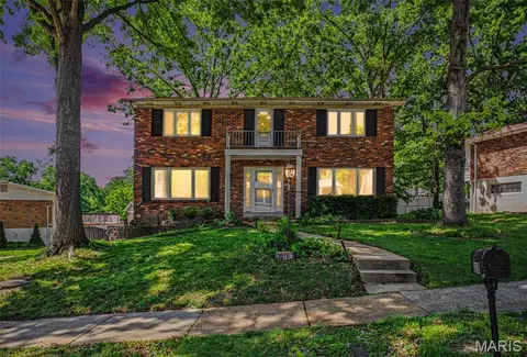 3210 Yorkchester Dr, Oakville, MO 63129