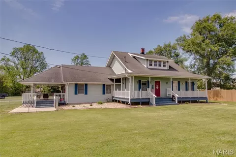 944 Albers Ln, Bethalto, IL 62010