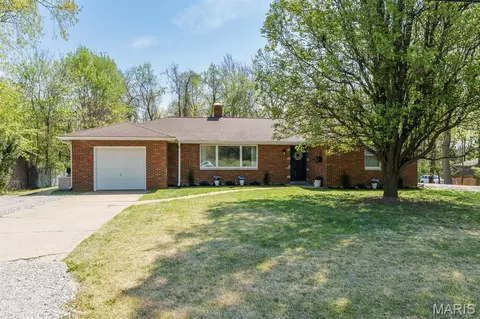 52 Circle Dr, Fairview Heights, IL 62208