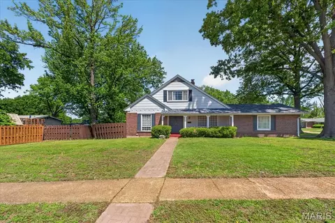 3725 Helmkampf Dr, Florissant, MO 63033