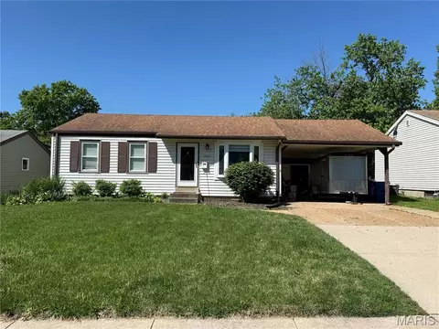 12157 Bennington Pl, Maryland Heights, MO 63043