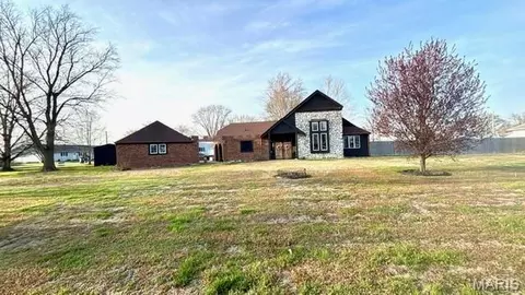 106 W 4th St, Hoffman, IL 62250