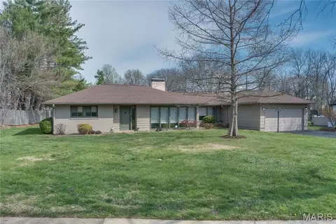 5 Stacy Dr, Olivette, MO 63132