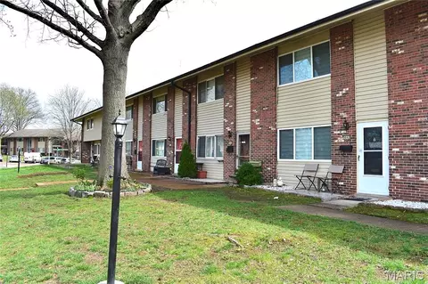 9038 Villaridge Ct, Saint Louis, MO 63123