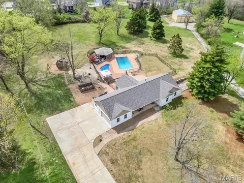 21 Oak Knoll Dr, Saint Charles, MO 63304