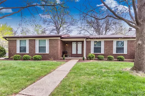 11 Wells Fargo Ct, Saint Peters, MO 63376