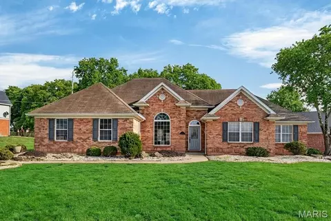2 Pebble Hill Dr, Belleville, IL 62223