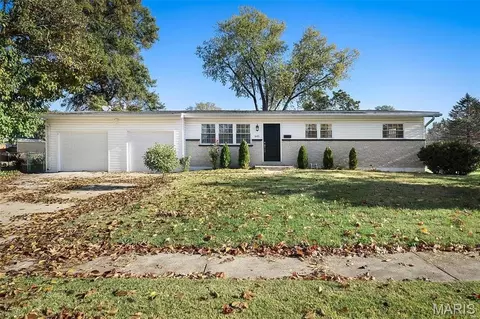 645 Pelican Ln, Florissant, MO 63031