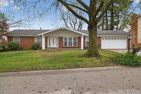 110 Wildwood Ct, Saint Charles, MO 63303