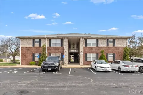 406 S Church St #522, Saint Peters, MO 63376