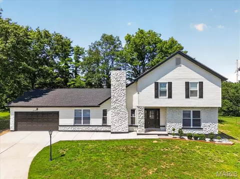 5039 Amber Place Dr, Saint Louis, MO 63128