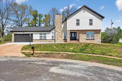 5039 Amber Place Dr, Saint Louis, MO 63128