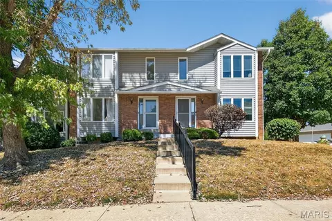 201 King Dr, Saint Charles, MO 63303