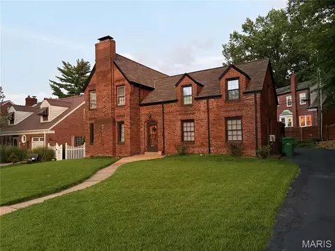 7422 Warwick Dr, Pasadena Hills, MO 63121