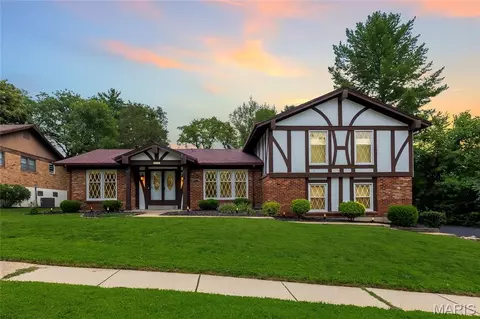 334 Dungate Dr, Chesterfield, MO 63017