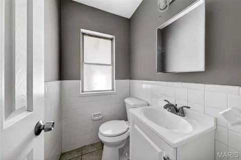Bath - 7245 Saint Andrews Pl, Normandy, MO 63121 photo 1 of 2