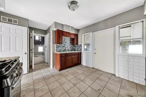 Entry Way - 7245 Saint Andrews Pl, Normandy, MO 63121 photo 2 of 3