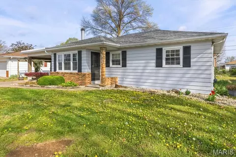 317 W Field Dr, Red Bud, IL 62278