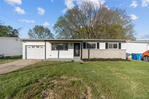 1065 Keeven Ln, Florissant, MO 63031