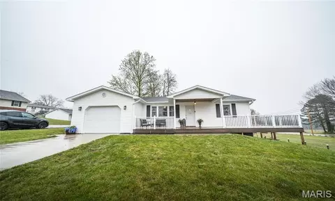 436 8th St, Vienna, MO 65582