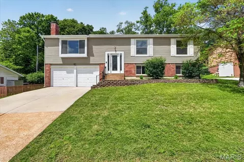 719 La Bonne Pkwy, Manchester, MO 63021