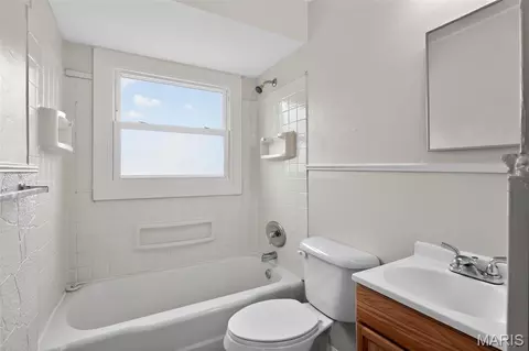 Bath - 6845 Frostview Ln, Berkeley, MO 63134 photo 1 of 1
