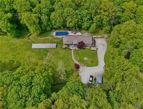 5353 Smith Dr, Edwardsville, IL 62025
