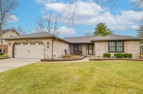 37 Lindenleaf Ln, Belleville, IL 62223