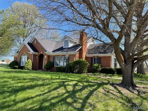 910 Cherry Ln, Washington, MO 63090