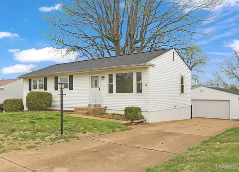 11125 Pine Forest Dr, Saint Louis, MO 63126