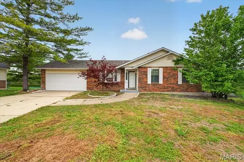 1068 Apricot Dr, Saint Charles, MO 63301