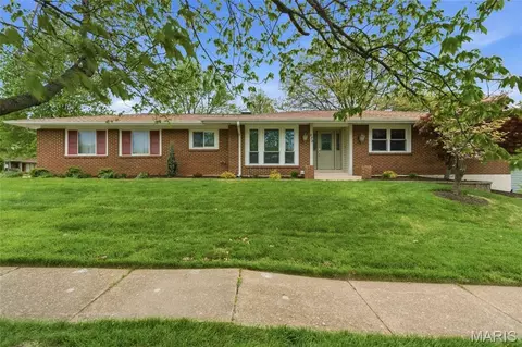 820 Posthorn Dr, Manchester, MO 63021