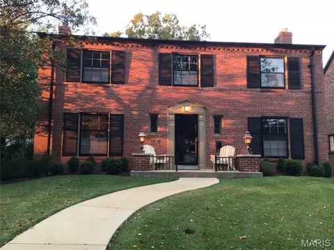 8039 Crescent Dr, Clayton, MO 63105