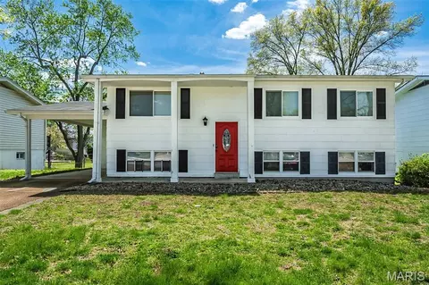 28 James Ct, Ballwin, MO 63021