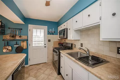 Kitchen - 28 James Ct, Ballwin, MO 63021 photo 2 of 2