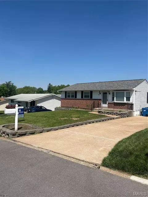 11141 Pine Forest Dr, Saint Louis, MO 63126