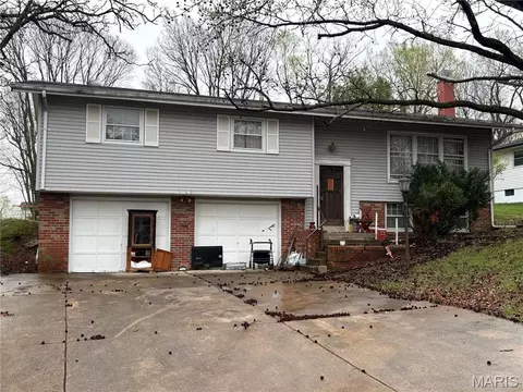 8 Cimmaron Dr, Saint Charles, MO 63304