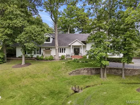 2480 Town And Country Ln, Saint Louis, MO 63131
