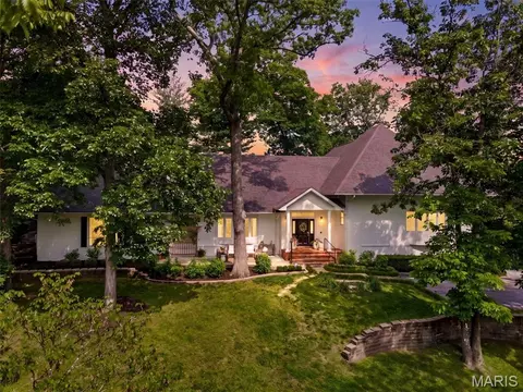2480 Town And Country Ln, Saint Louis, MO 63131