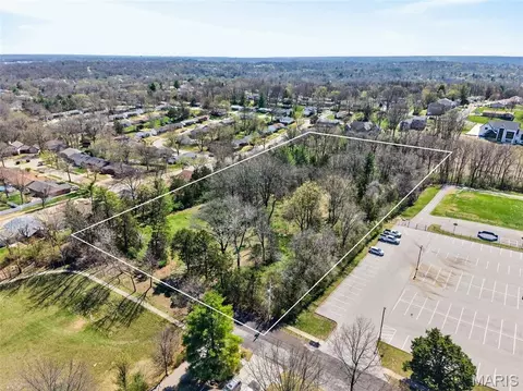 1400 Flora Del Dr, Fenton, MO 63026