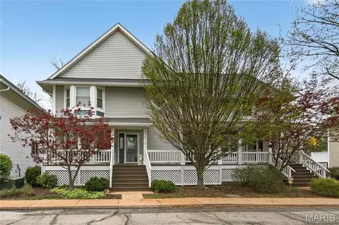 1187 Hawken Pl, Webster Groves, MO 63119