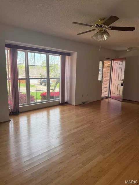 Living - 1112 Murry Ln, Rolla, MO 65401 photo 2 of 4