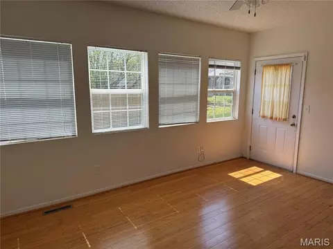 Living - 1112 Murry Ln, Rolla, MO 65401 photo 3 of 4