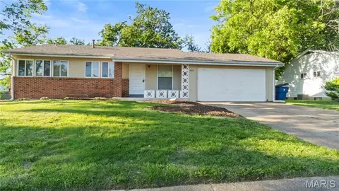 2015 Avon Dr, Florissant, MO 63033