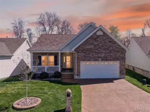 305 Newport Dr, Saint Peters, MO 63376