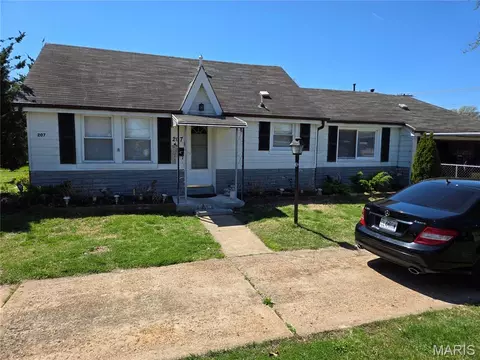 207 Marilyn Estates Dr, Affton, MO 63123