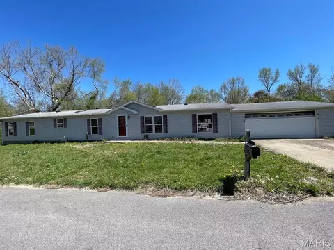 10914 Hunters Creek Dr, Lebanon, IL 62254