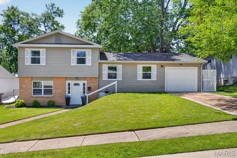 11005 Saxonhall Dr, Bridgeton, MO 63044