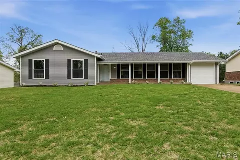 12715 Karenway Ct, Saint Louis, MO 63146