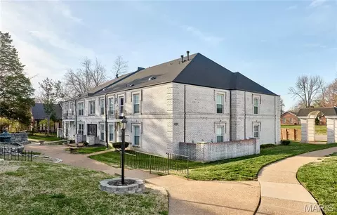 4392 Chateau De Ville Dr #F, Saint Louis, MO 63129